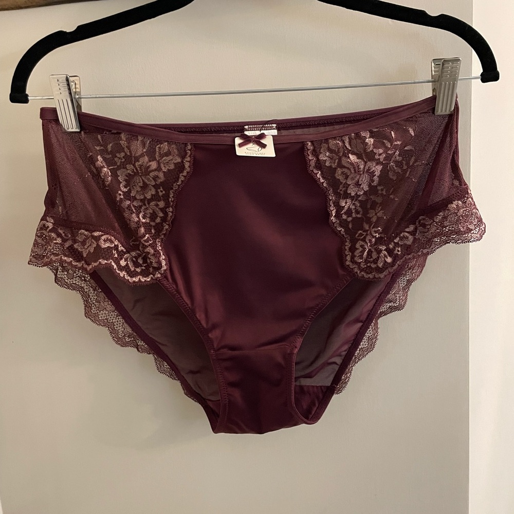NWT marron lace Déesse underwear